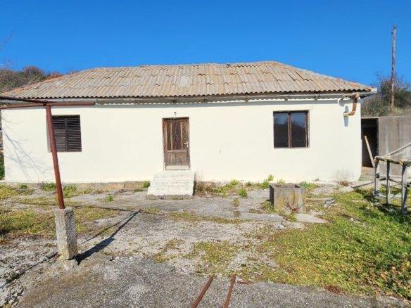 Charmantes einst&ouml;ckiges Haus mit cremefarbenen W&auml;nden, zwei Fenstern, zentraler Holzt&uuml;r - eine ideale Immobilieninvestition in Ulcinj. Montenegro-listings.me von ekosphere doo. 