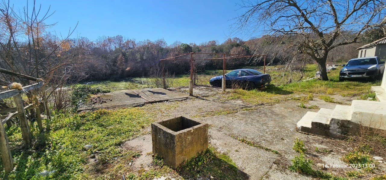 Spacious concrete yard with central well, parking, and growth potential in Ulcinj. Listed on immorenta.me by ekosphere doo.