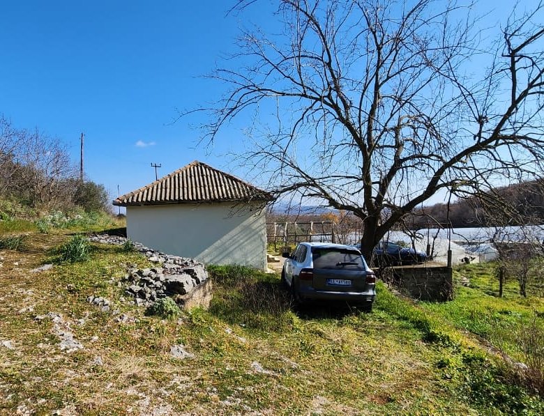 Charming light-hued house with tiled roof, grassy yard, and parking in Ulcinj. Prime real estate by ekosphere doo on immorenta.me.