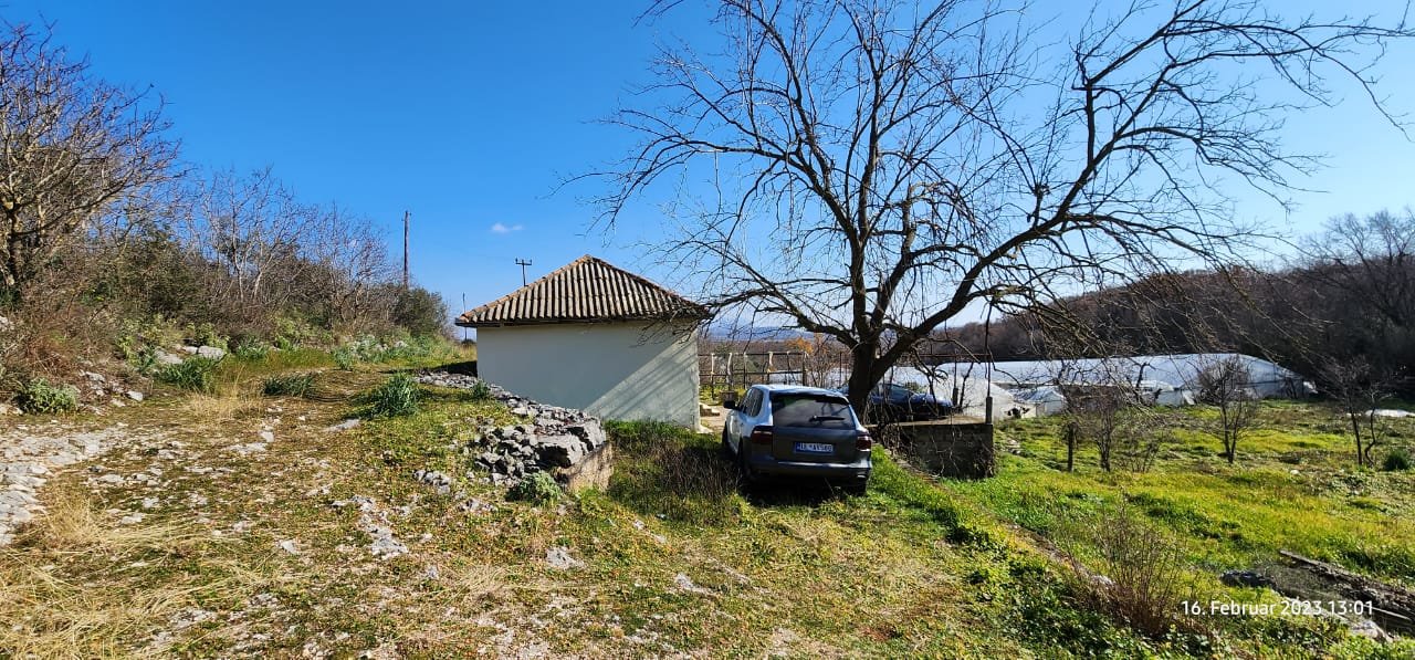 Charming light-hued house with tiled roof, grassy yard, and parking in Ulcinj. Prime real estate by ekosphere doo on immorenta.me.