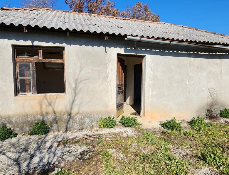 Investment opportunity: Single-story concrete house in Ulcinj, Montenegro, ideal for renovation. Listed on immorenta.me.