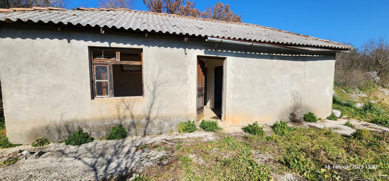 Investment opportunity: Single-story concrete house in Ulcinj, Montenegro, ideal for renovation. Listed on immorenta.me.