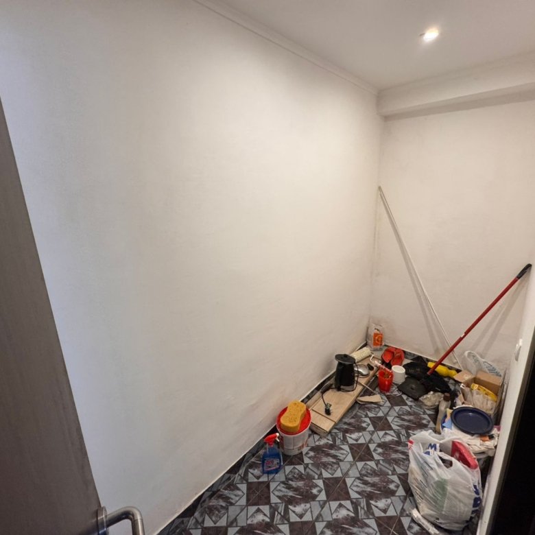 Modern small room for sale in Ulcinj, Montenegro&mdash;white walls, tile floors. Exclusive Ekosphere property at immorenta.me.