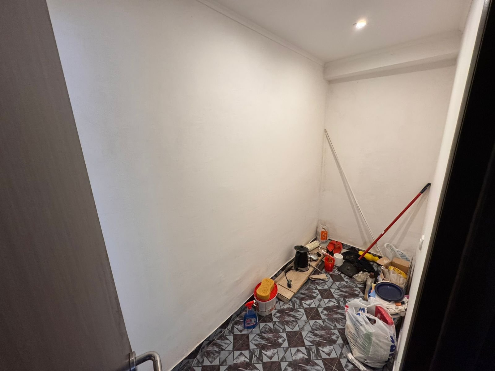 Modern small room for sale in Ulcinj, Montenegro&mdash;white walls, tile floors. Exclusive Ekosphere property at immorenta.me.