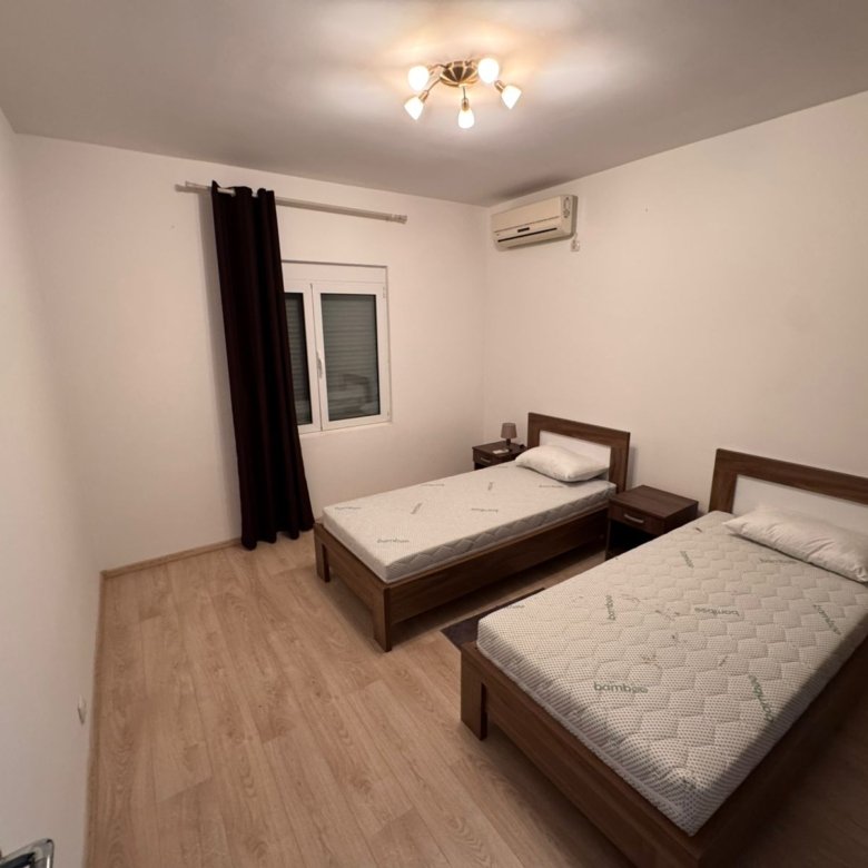 Modern Ulcinj bedroom with 2 single beds, AC, window, ideal for investment. Listed on immorenta.me by ekosphere doo.