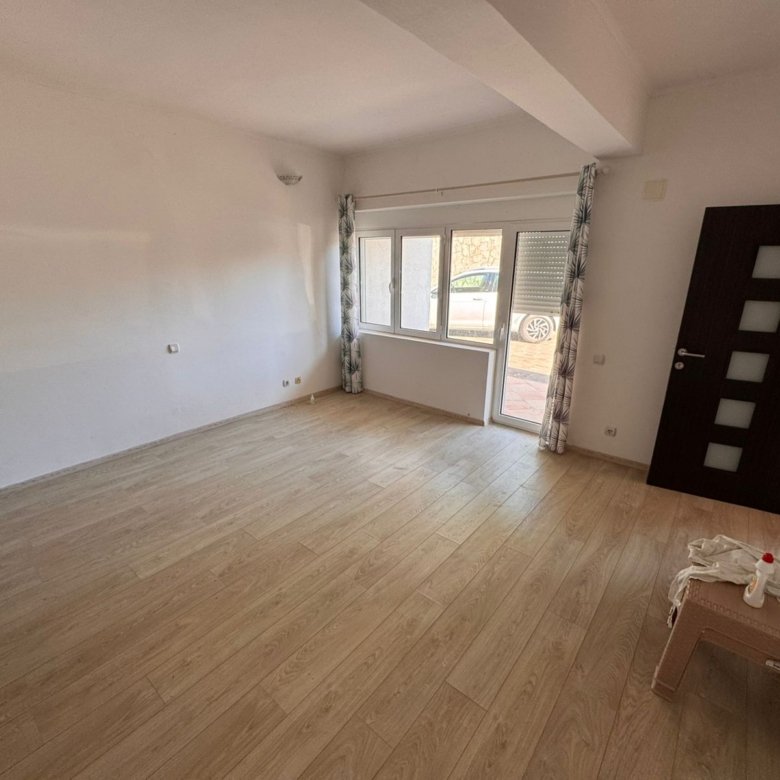 Spacious Ulcinj property with light wood floors, modern lighting, and window&mdash;ideal for buyers on immorenta.me by ekosphere doo.