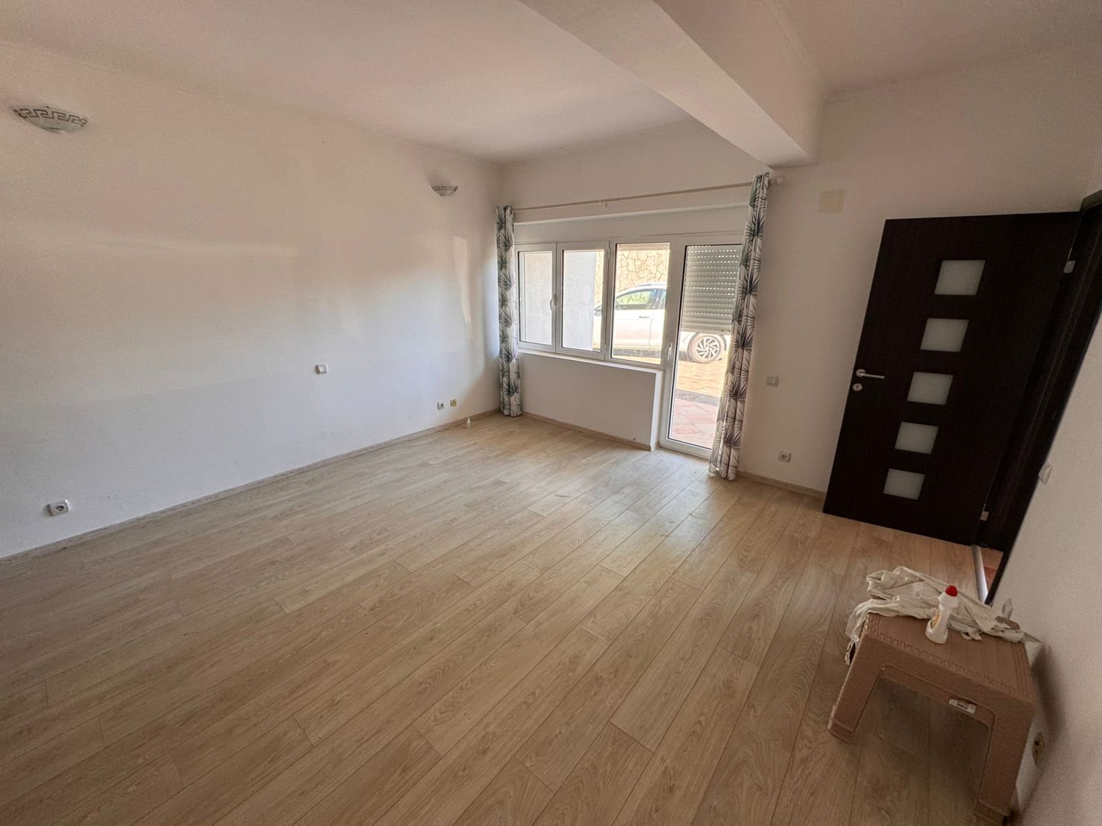 Spacious Ulcinj property with light wood floors, modern lighting, and window&mdash;ideal for buyers on immorenta.me by ekosphere doo.