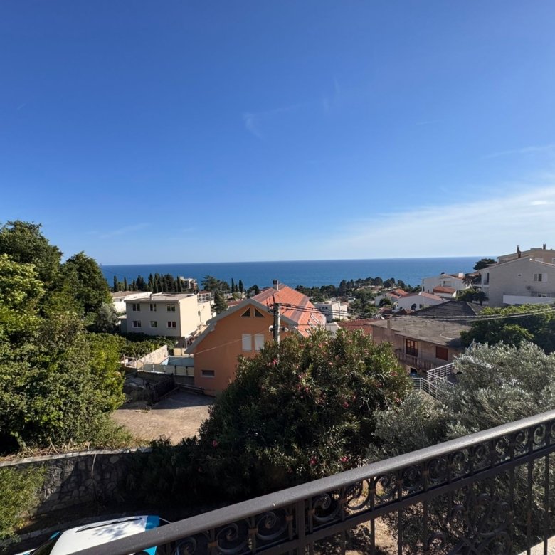 Stunning coastal homes in Ulcinj, Montenegro with lush greenery and sea views. Exclusive Ekosphere DOO listing on immorenta.me.