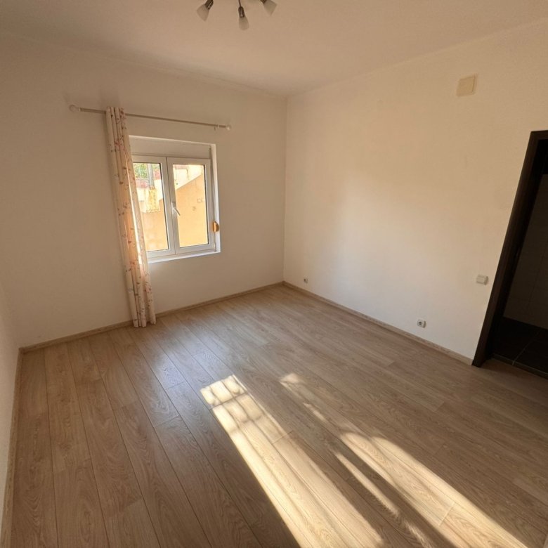 Modern, sunlit room in Ulcinj with quality wood floors&mdash;prime investing with Montenegro-listings.me by ekosphere doo.