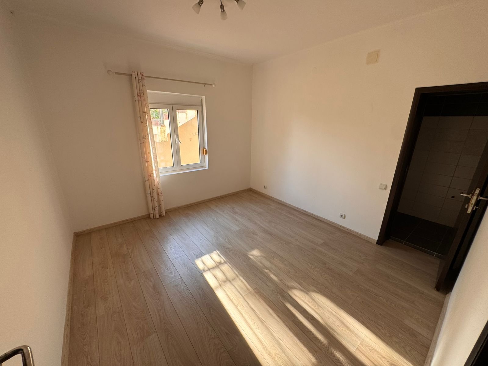 Modern, sunlit room in Ulcinj with quality wood floors&mdash;prime investing with Montenegro-listings.me by ekosphere doo.