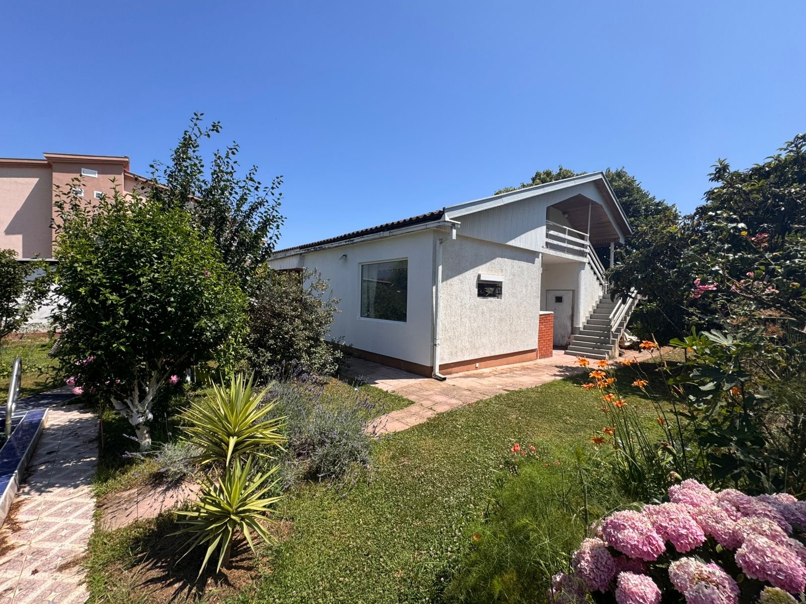 Charmantes einst&ouml;ckiges wei&szlig;es Haus in Ulcinj, Montenegro, mit &uuml;ppigem Garten - hochwertige Immobilien auf immorenta.me von Ekosphere Doo.