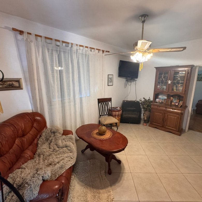 Stylish Ulcinj property with brown leather sofa, TV, luxe floors&mdash;ideal investment listed on immorenta.me by ekosphere doo.