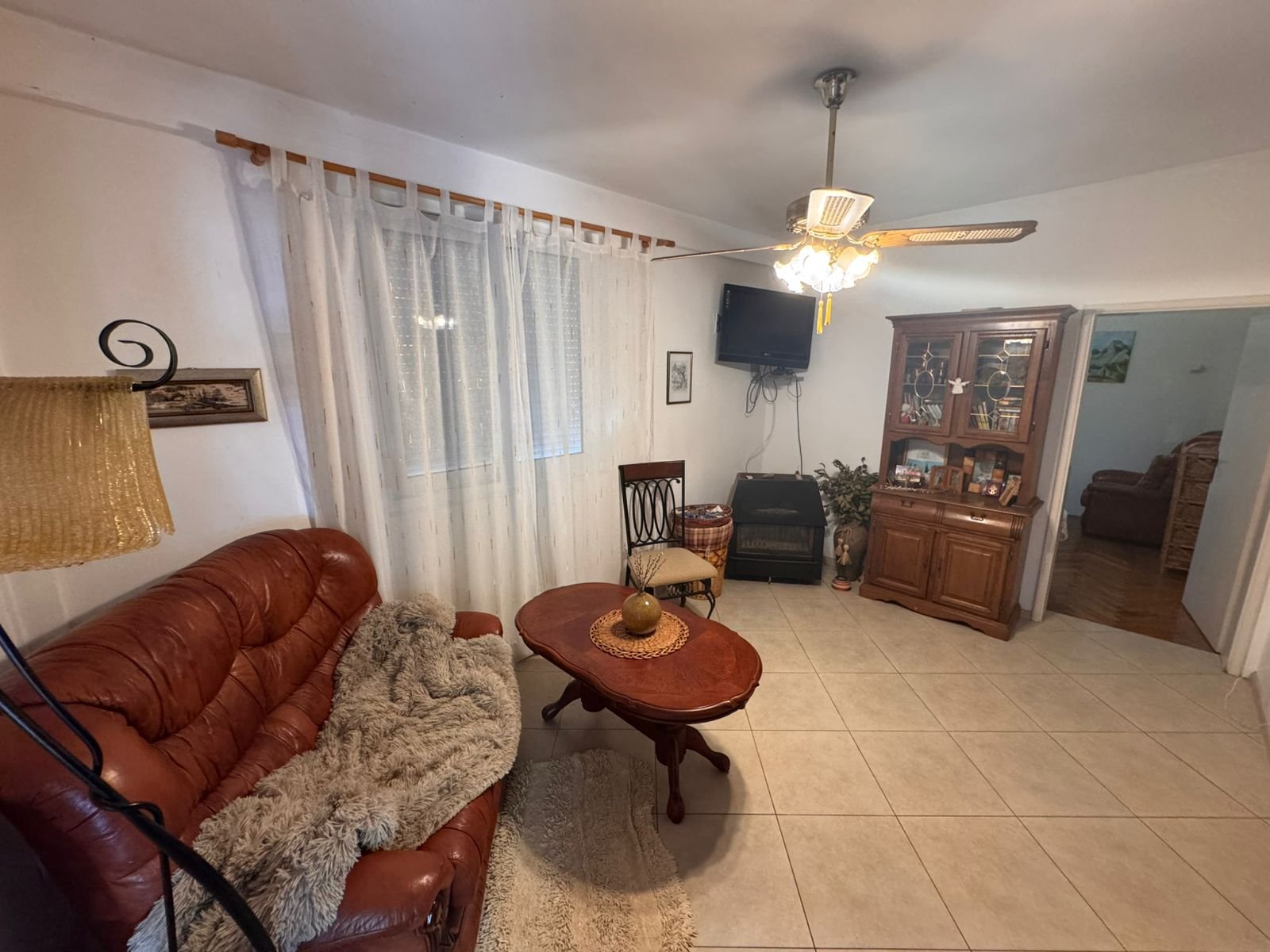 Stylish Ulcinj property with brown leather sofa, TV, luxe floors&mdash;ideal investment listed on immorenta.me by ekosphere doo.