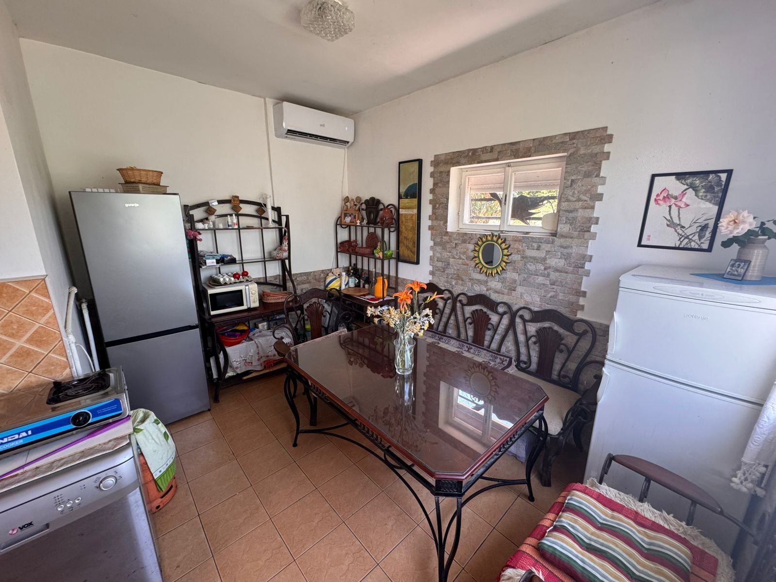 Modern kitchen-dining in Ulcinj: glass-top table, 6 chairs, appliances. Ideal Montenegro investment by Ekosphere&rsquo;s listings.me.