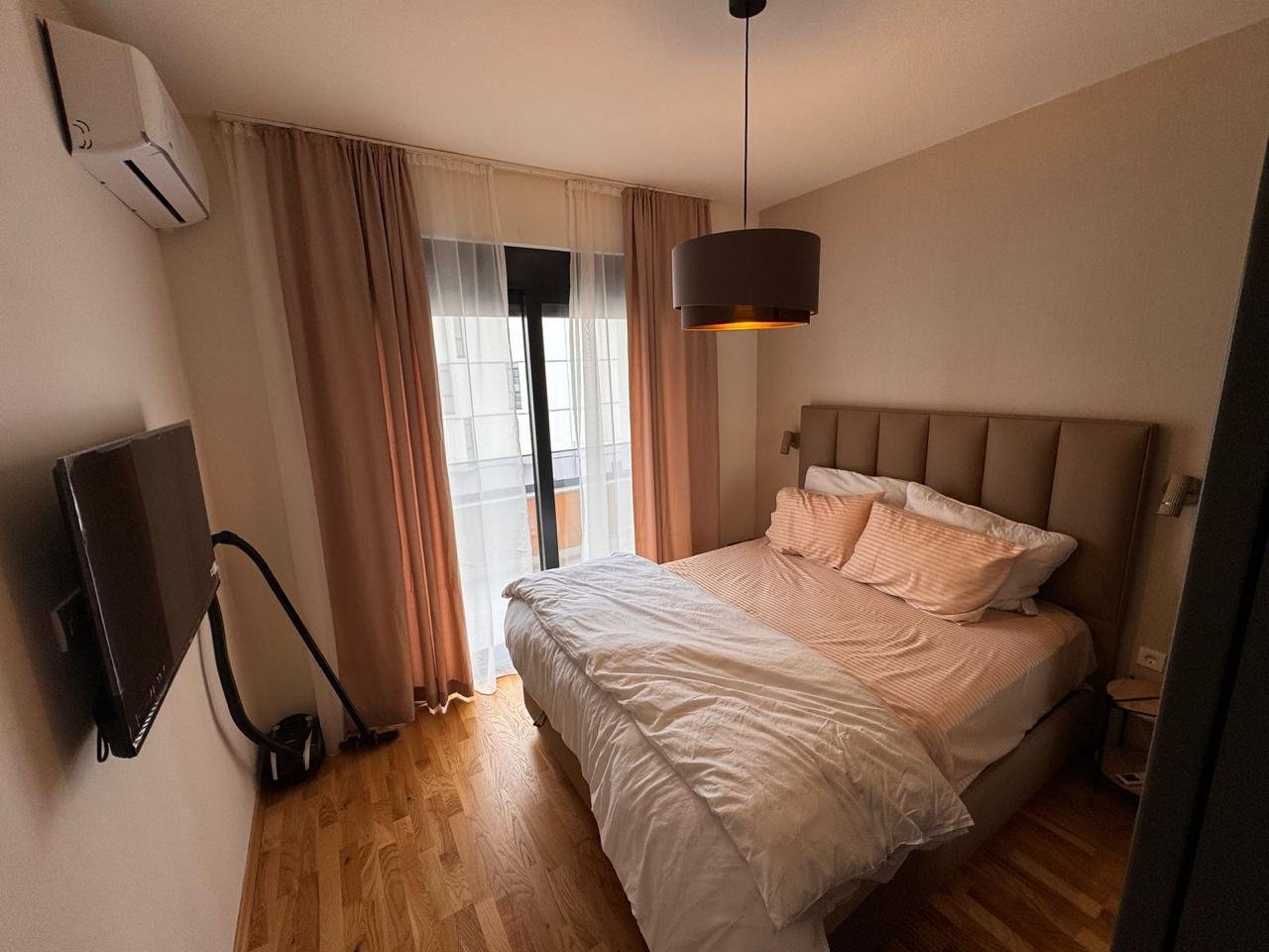 Modern bedroom in Ulcinj with balcony, double bed, and amenities; prime real estate from immorenta.me by ekosphere doo.