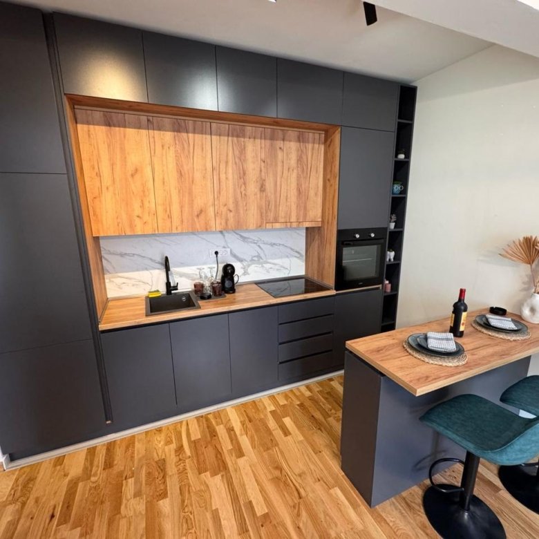 Luxury modern kitchen in Ulcinj, Montenegro: sleek black cabinets, marble backsplash, built-ins&mdash;exclusive at immorenta.me by ekosphere doo.