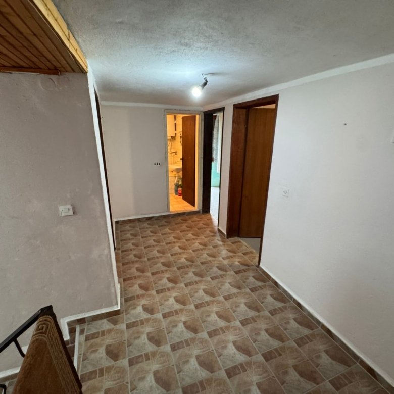 Bright hallway with tiled floors and crisp white walls in Ulcinj. Modern fixtures, bathroom access; exclusive at immorenta.me by ekosphere doo.