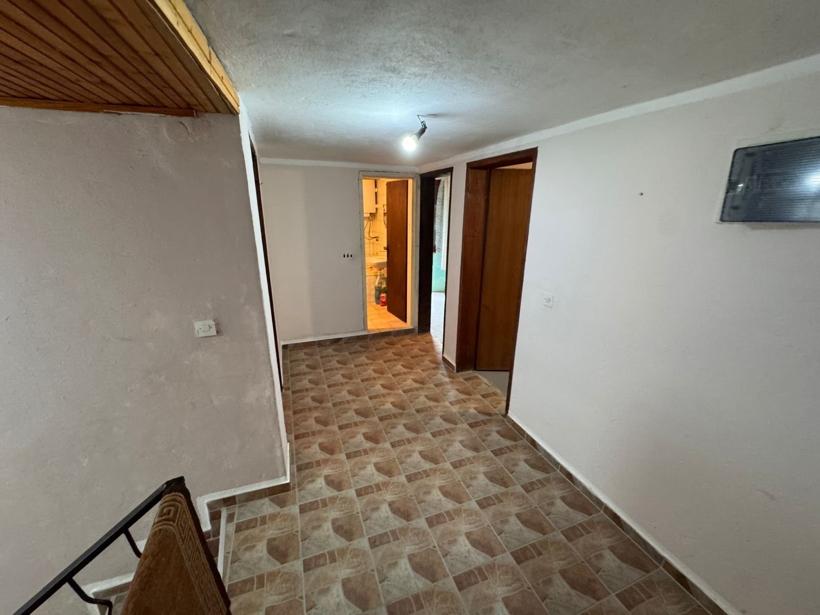 Bright hallway with tiled floors and crisp white walls in Ulcinj. Modern fixtures, bathroom access; exclusive at immorenta.me by ekosphere doo.