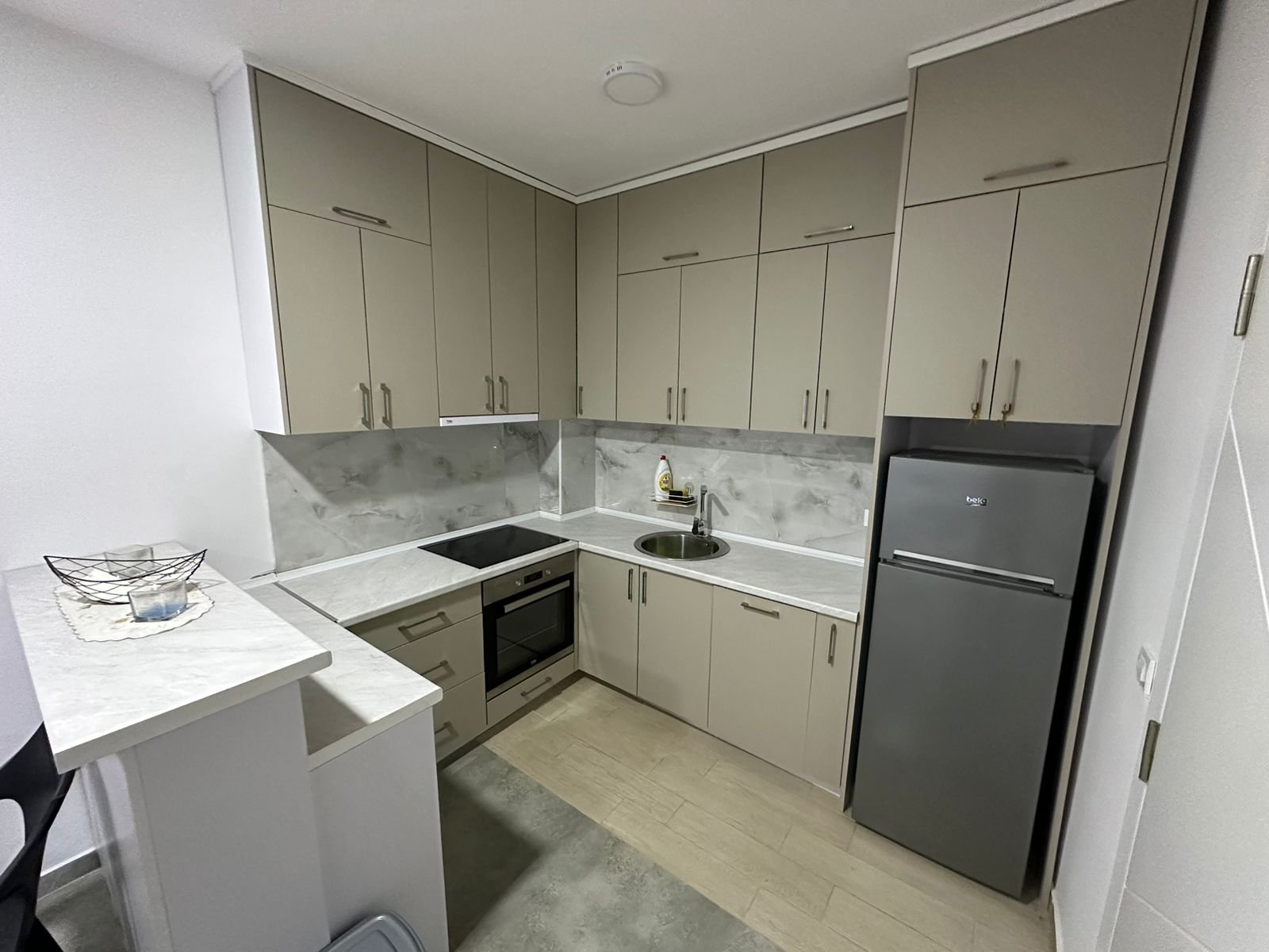 All Listings for Ulcinj: Elegant Ulcinj kitchen for sale: beige cabinets, built-in oven, stainless sink, modern appliances. Listed via immorenta.me by ekosphere doo.