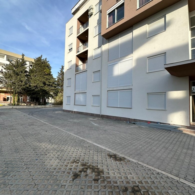 Contemporary multi-story apartment in Ulcinj, Montenegro, with bright facade and elegant courtyard. Exclusive on immorenta.me by Ekosphere DOO.