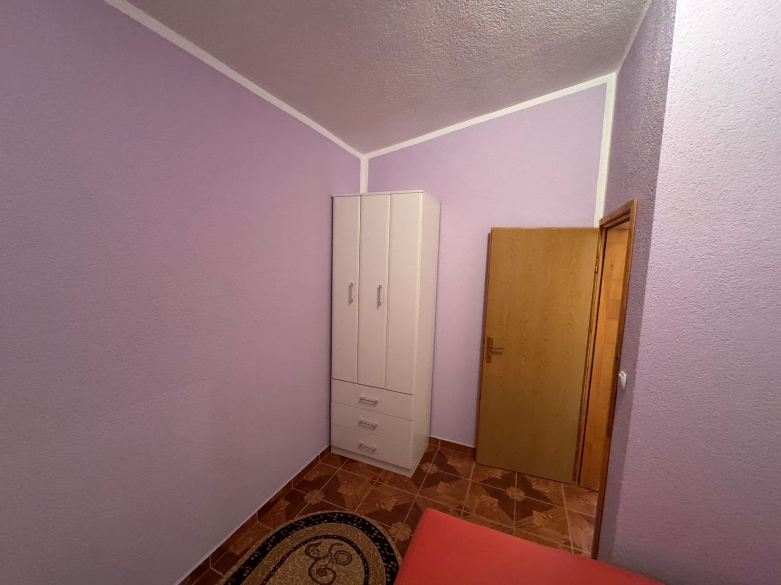 Modern small room in Ulcinj: light purple walls, stylish white wardrobe, tiled floor&acirc;ideal Montenegro property at immorenta.me by ekosphere doo.
