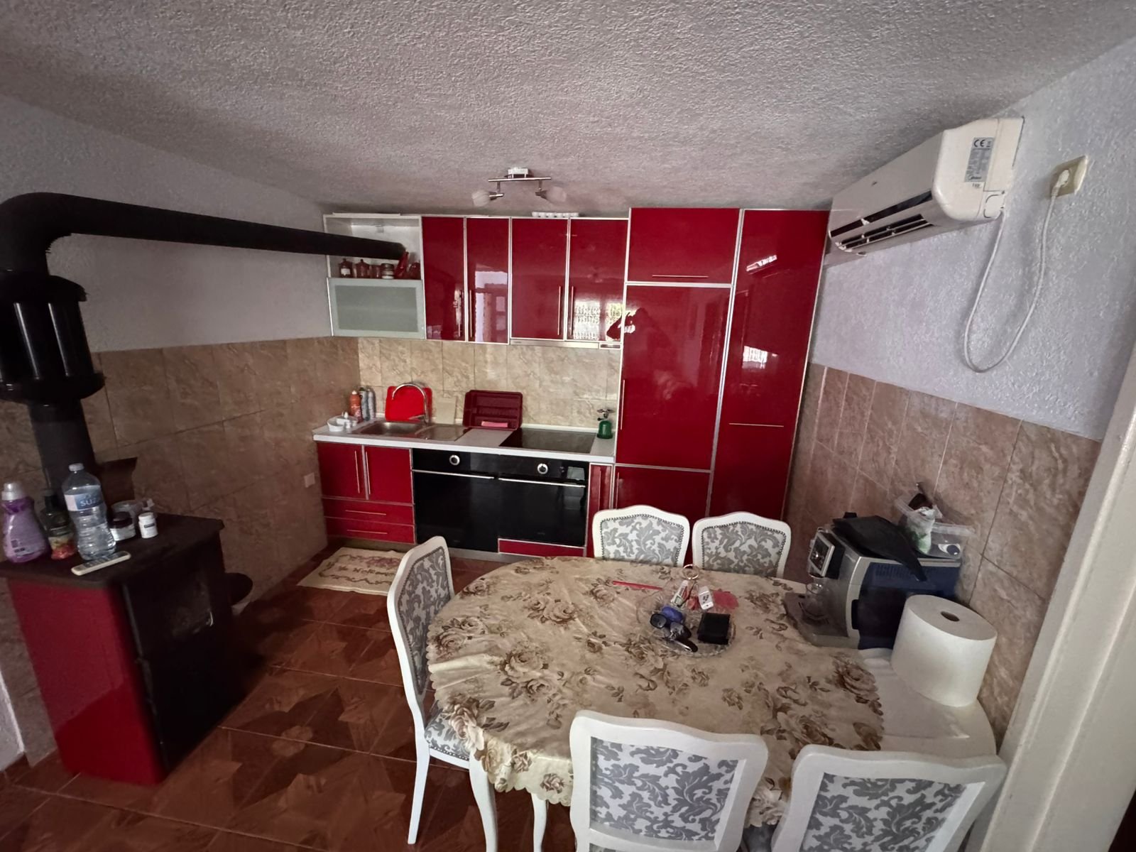 Modern kitchen in Ulcinj with red cabinets, oven, AC, dining set&acirc;ideal Montenegro real estate from Ekosphere on immorenta.me.
