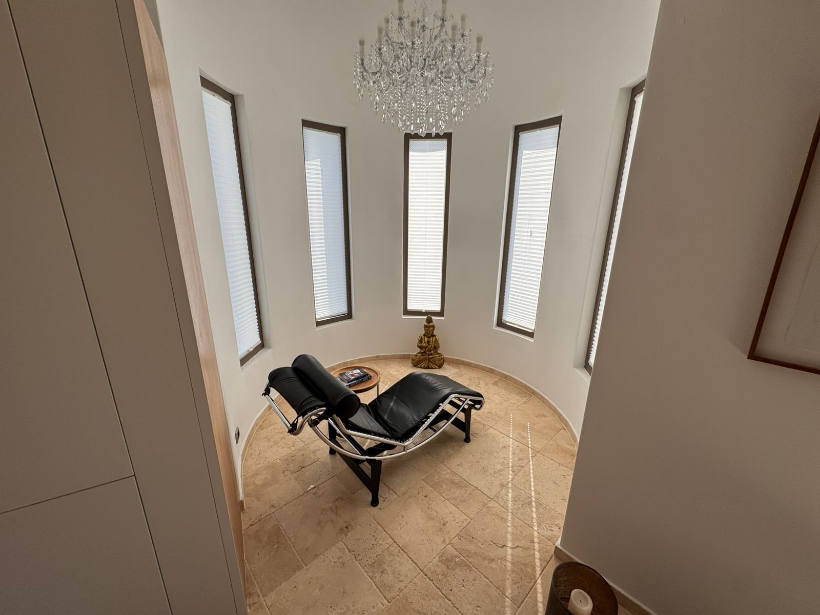 Experience modern luxury in Ulcinj: stylish lounge, gold Buddha, tall windows, crystal chandelier&mdash;exclusive on immorenta.me.