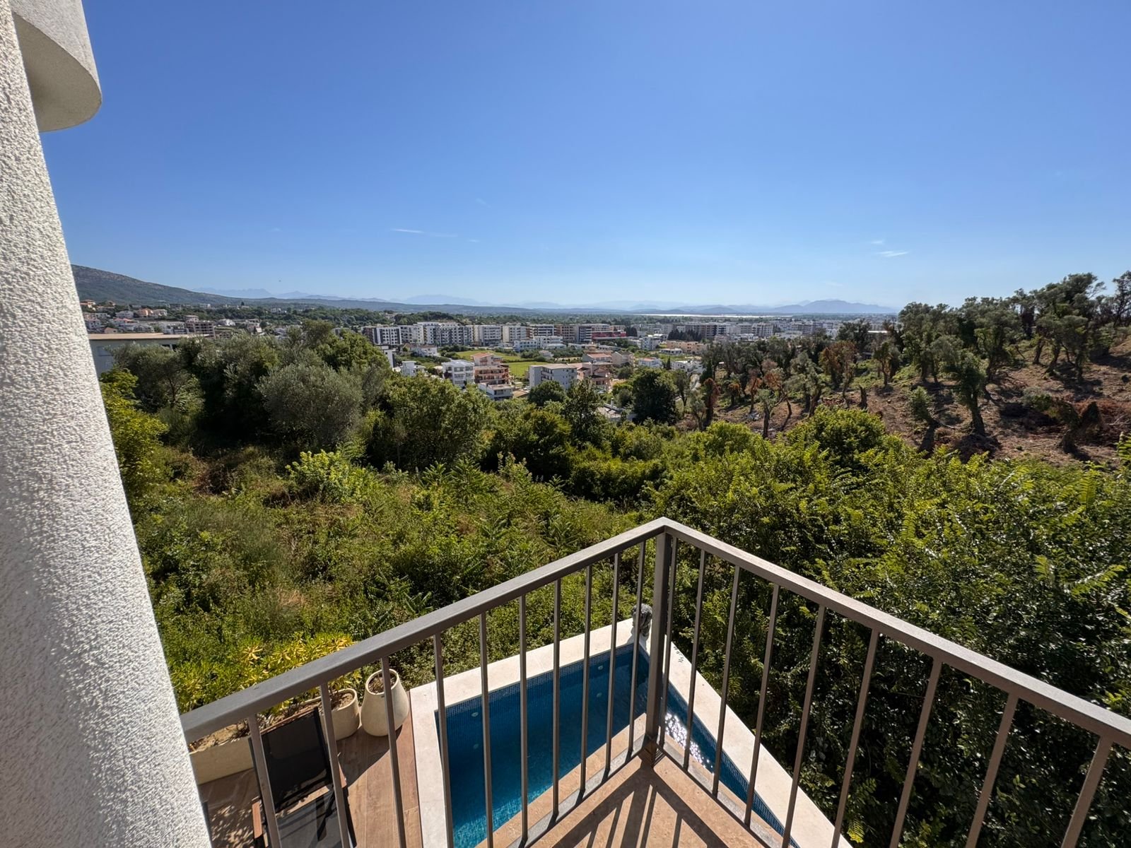 Stunning balcony view at Ekosphere: pool, lush greenery, residences & mountains in Ulcinj. Exclusive on immorenta.me by Ekosphere DOO.