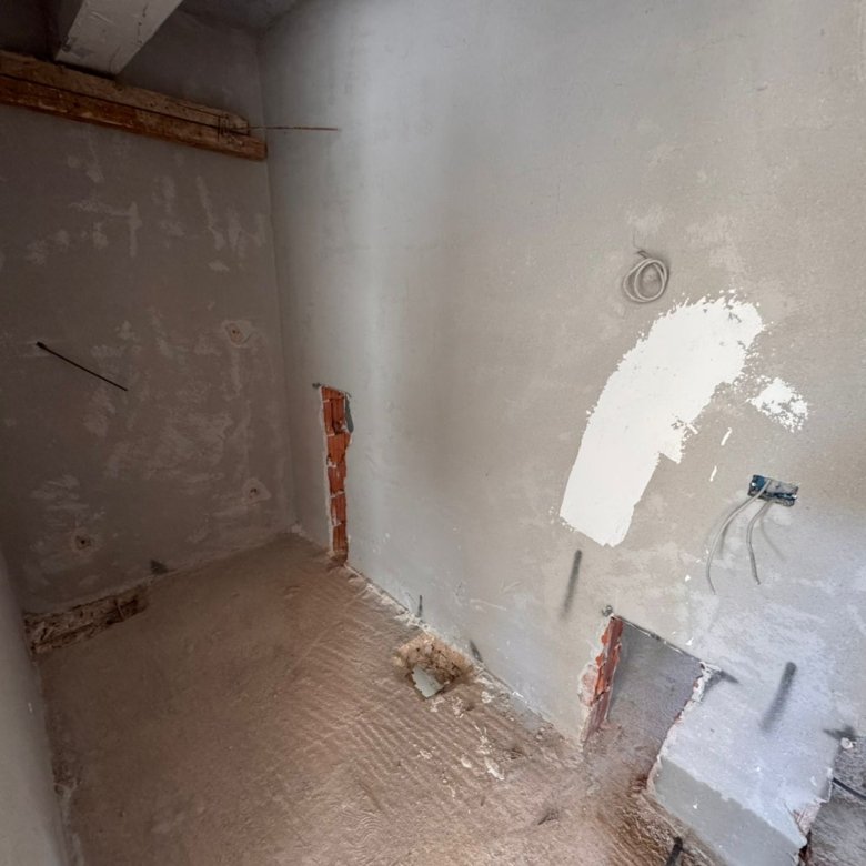 Investment opportunity in Ulcinj: unfinished property with concrete walls, visible wiring&mdash;prime for custom renovation via immorenta.me.
