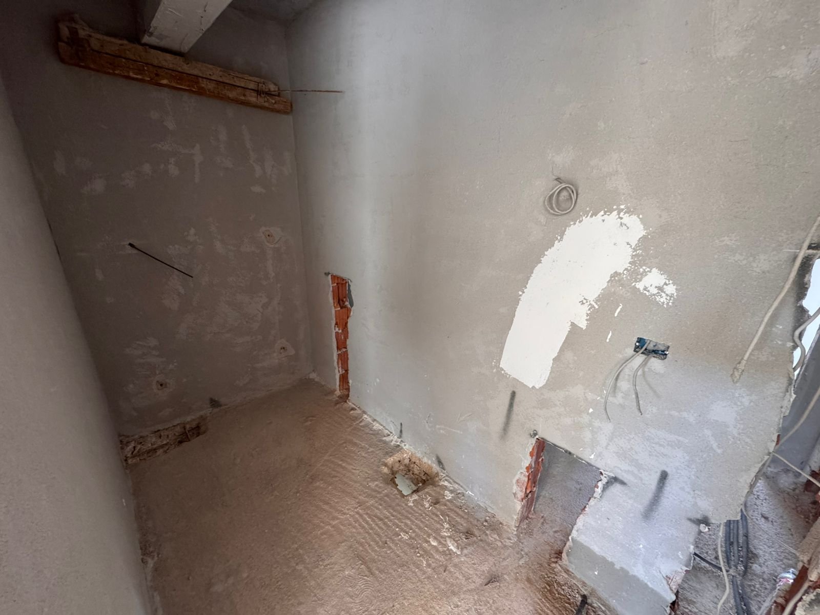 Investment opportunity in Ulcinj: unfinished property with concrete walls, visible wiring&mdash;prime for custom renovation via immorenta.me.