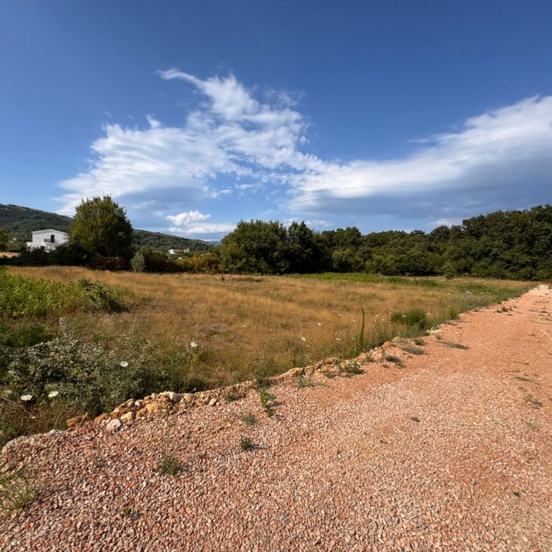 Prime investment opportunity: Open field in Ulcinj, Montenegro with road access, utilities, white house&mdash;exclusive on immorenta.me by ekosphere doo.