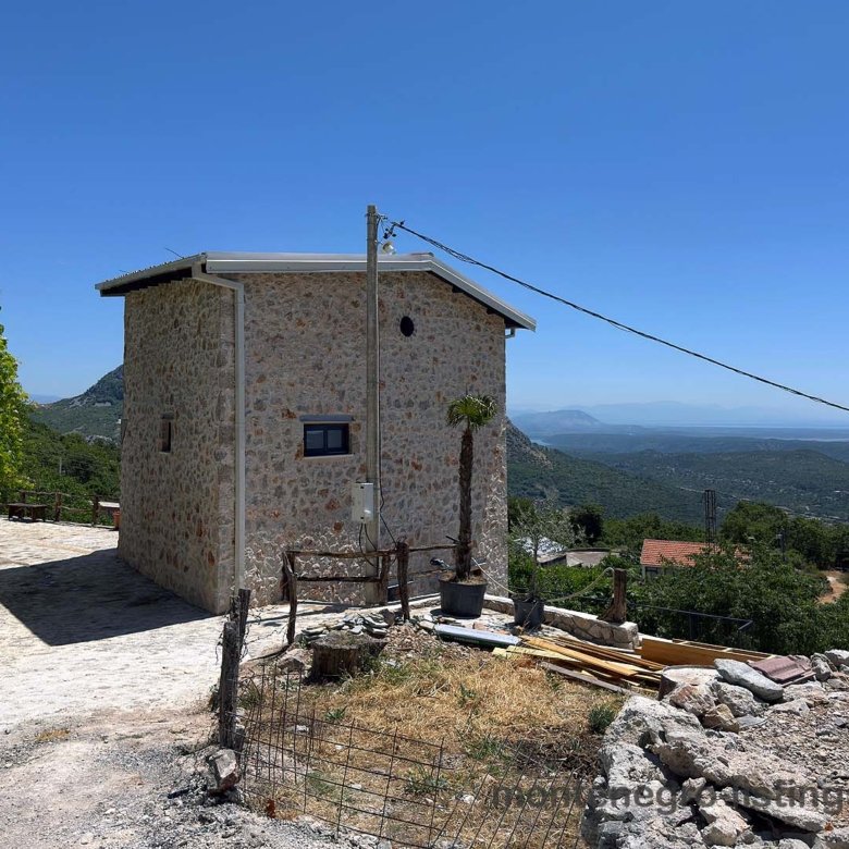 Discover this charming stone house with a white roof, lush views, and prime Ulcinj location&mdash;an Ekosphere doo gem on immorenta.me.