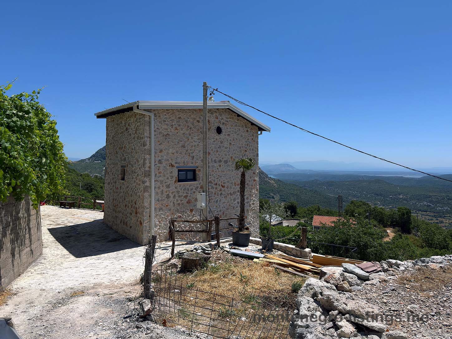 Discover this charming stone house with a white roof, lush views, and prime Ulcinj location&mdash;an Ekosphere doo gem on immorenta.me.