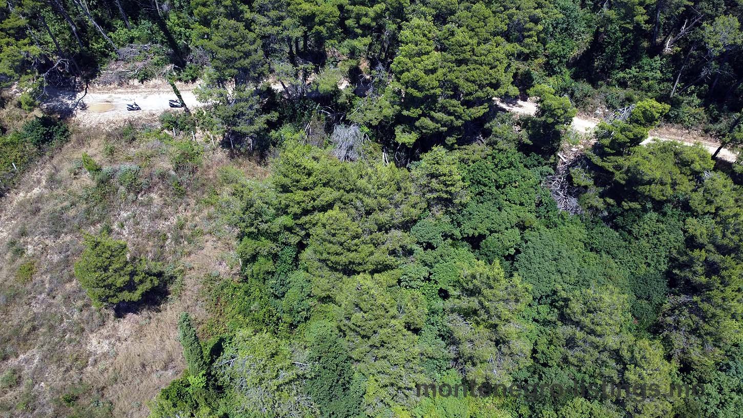Aerial view of prime Ulcinj Montenegro real estate near lush forests and access roads&mdash;ideal investment. A project of ekosphere doo.