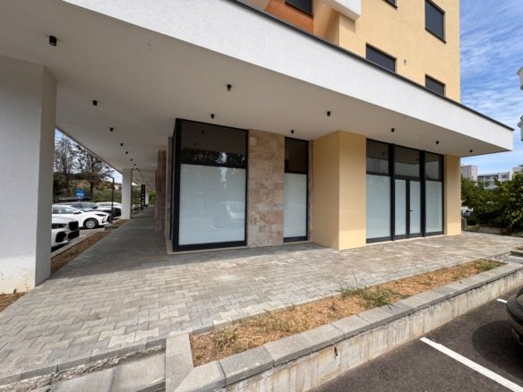 Prime modern commercial property in Ulcinj by Ekosphere, with glass frontage and parking. Exclusive on immorenta.me.