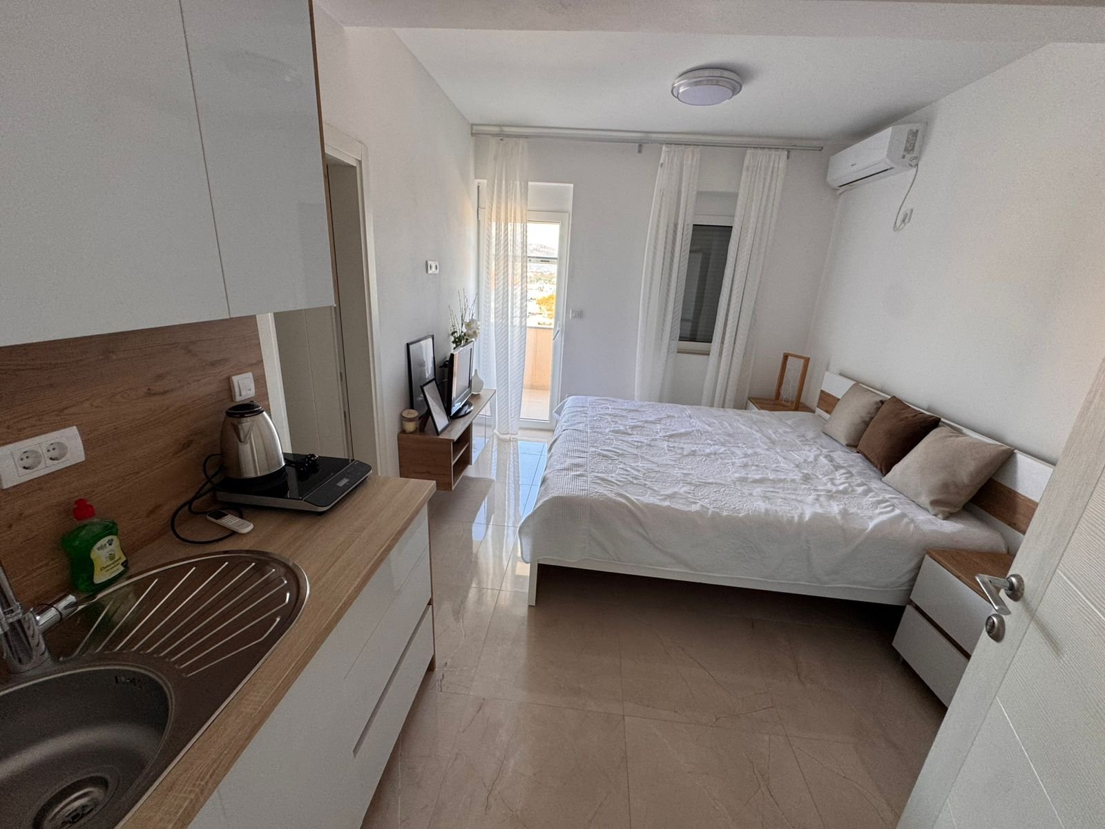 Modern studio in Ulcinj, Montenegro with balcony, kitchenette, and bright interiors&mdash;a prime property on immorenta.me by ekosphere doo.