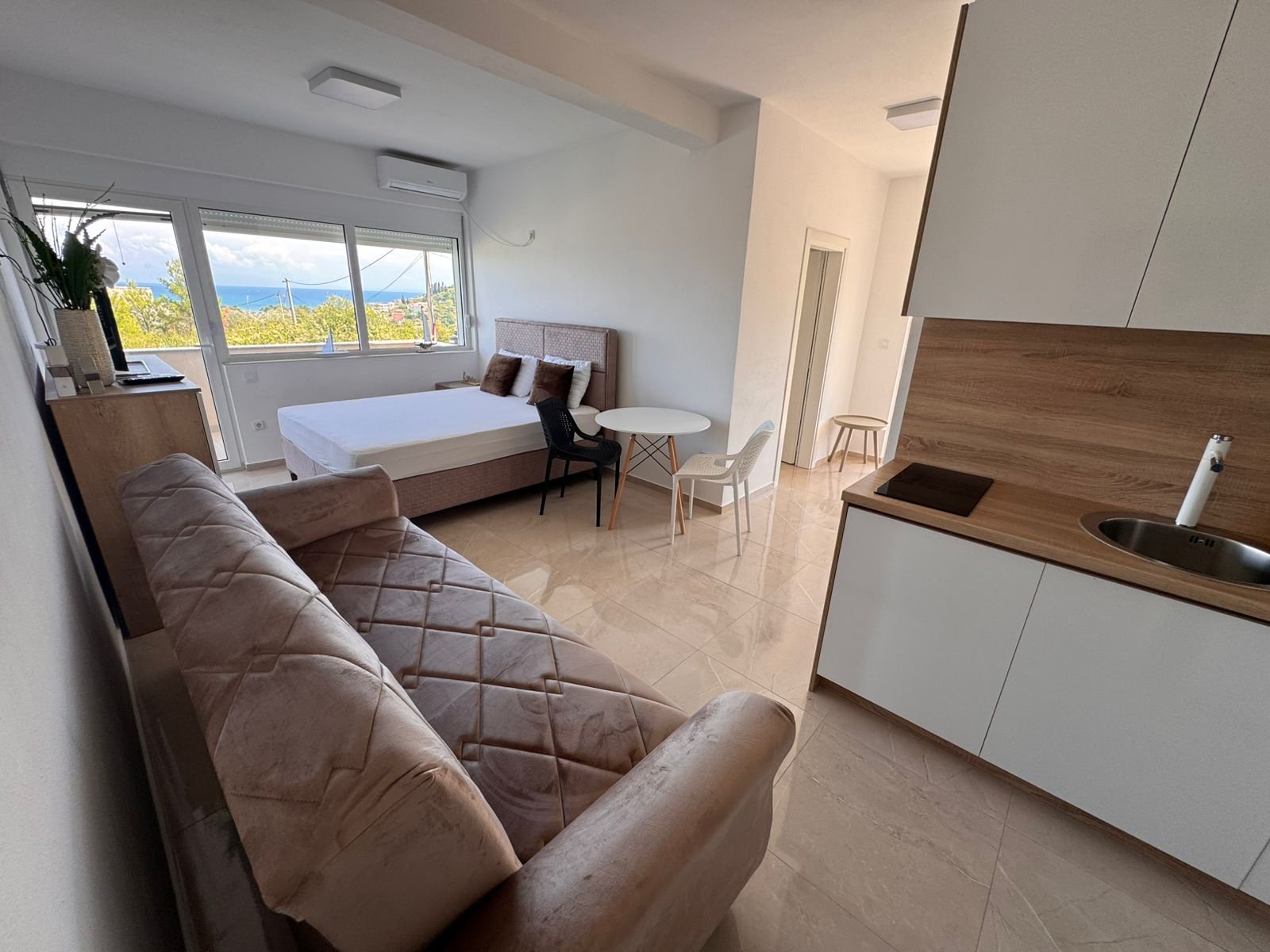 Modern studio in Ulcinj, Montenegro with mountain views, tiled floors, and stylish furnishings. Listed by ekosphere doo on immorenta.me.
