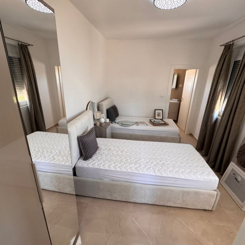 Contemporary Ulcinj apartment: 2 single beds, quality finishes, ensuite bath. Invest in Ekosphere DOO via immorenta.me.