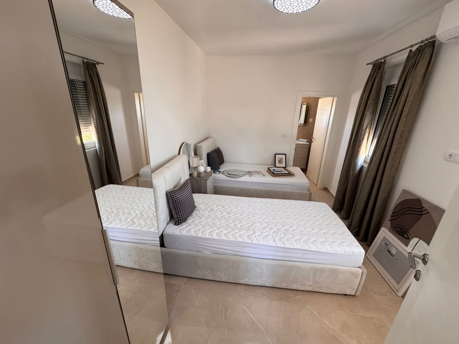 Contemporary Ulcinj apartment: 2 single beds, quality finishes, ensuite bath. Invest in Ekosphere DOO via immorenta.me.