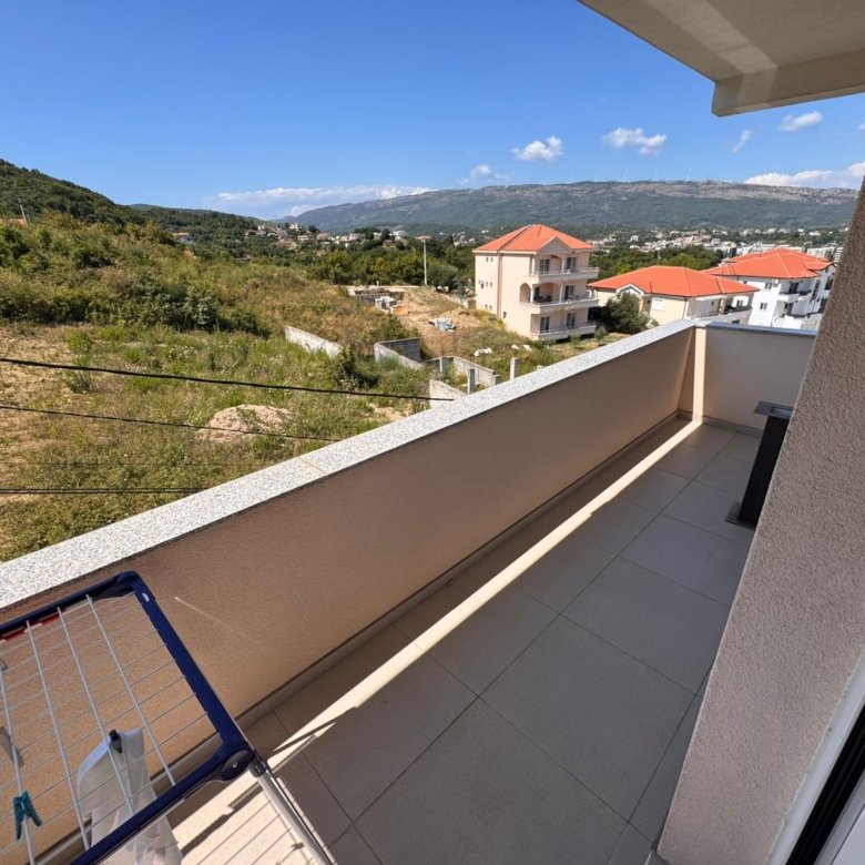 Spacious tiled balcony with panoramic Ulcinj views, ideal for investment. Exclusive listing by immorenta.me, Ekosphere doo.