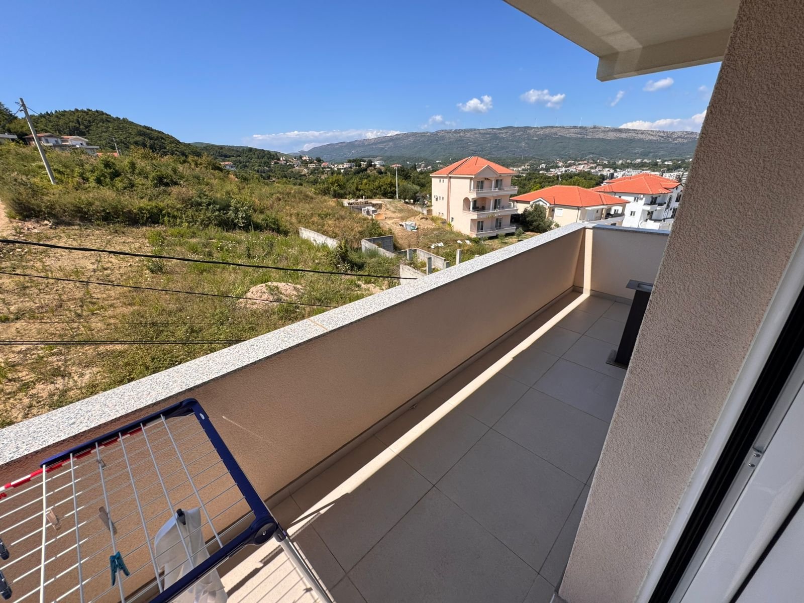 Spacious tiled balcony with panoramic Ulcinj views, ideal for investment. Exclusive listing by immorenta.me, Ekosphere doo.