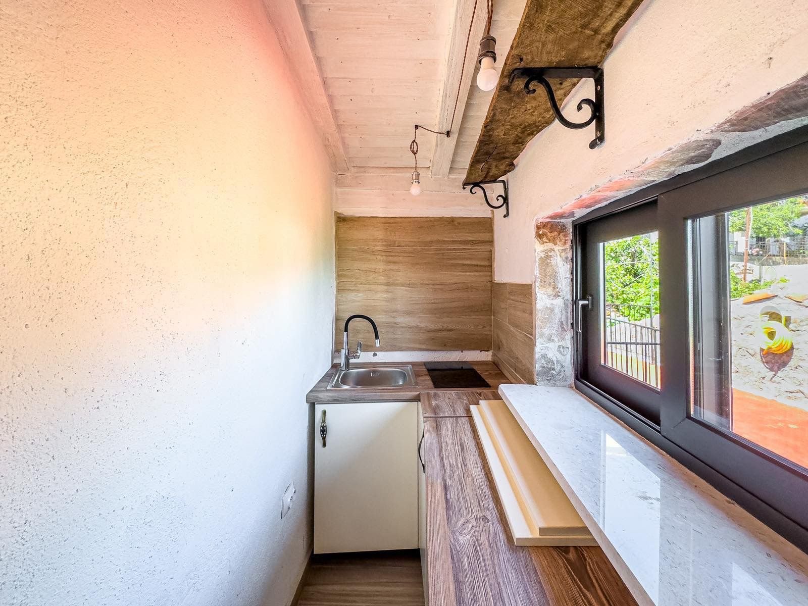 Modern narrow kitchen in Ulcinj with wood countertops, open shelving, and white beam ceilings&mdash;exclusive on immorenta.me by ekosphere doo.