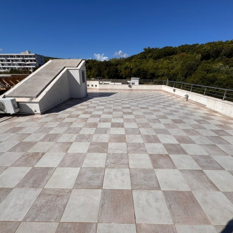 Expansive tiled rooftop terrace in Ulcinj, Montenegro&mdash;ideal for investment. Secure railings, AC units, stunning city views. Exclusive on immorenta.me by ekosphere doo.