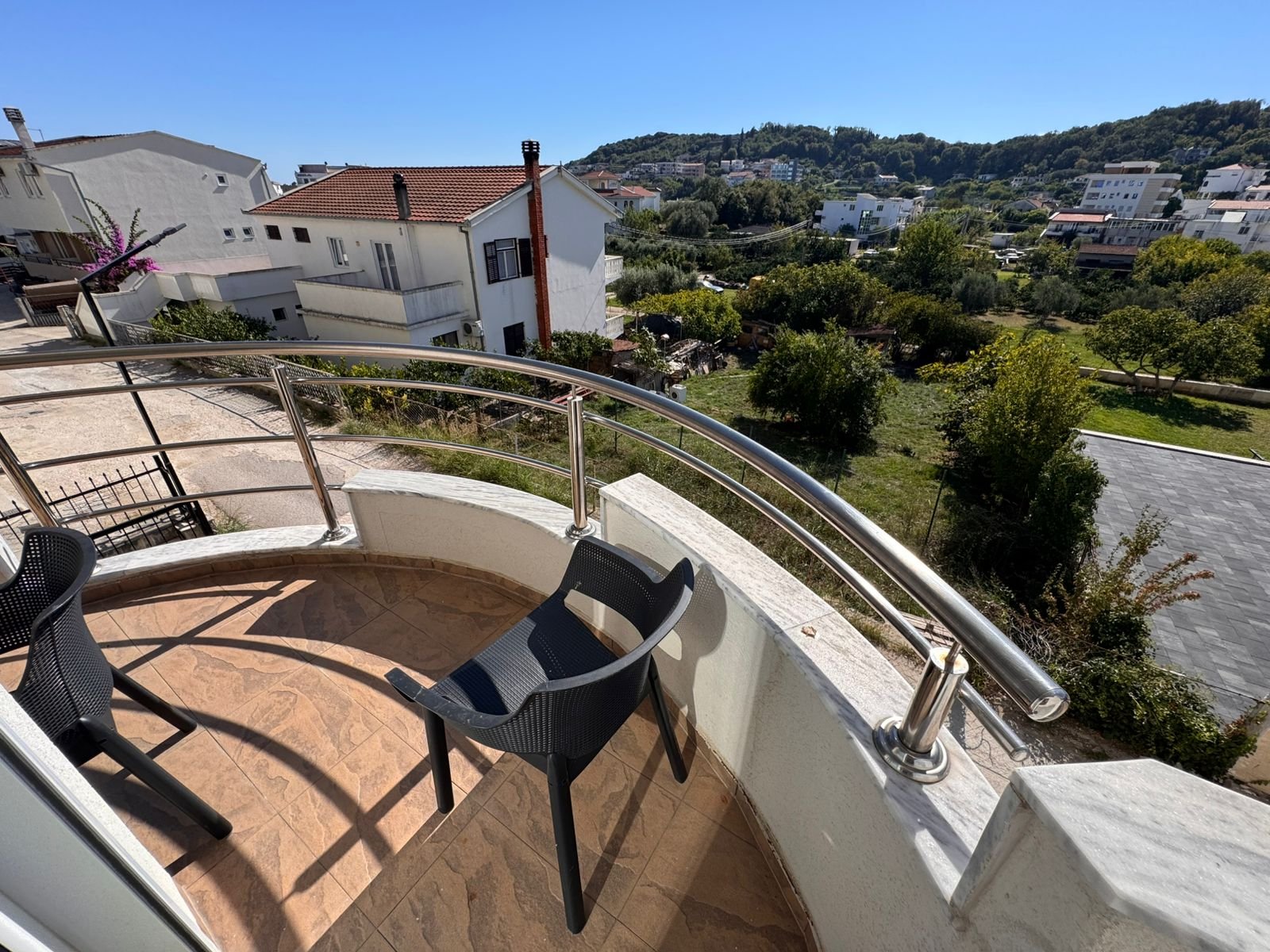 Discover this charming Ulcinj balcony with scenic green views, ideal for real estate investment. Listed on immorenta.me by ekosphere doo.
