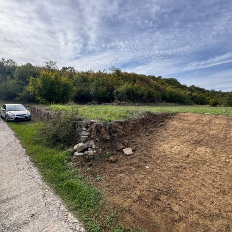 Investment opportunity in Ulcinj: Access via paved road, scenic hills, utilities nearby; exclusive on immorenta.me by ekosphere doo.