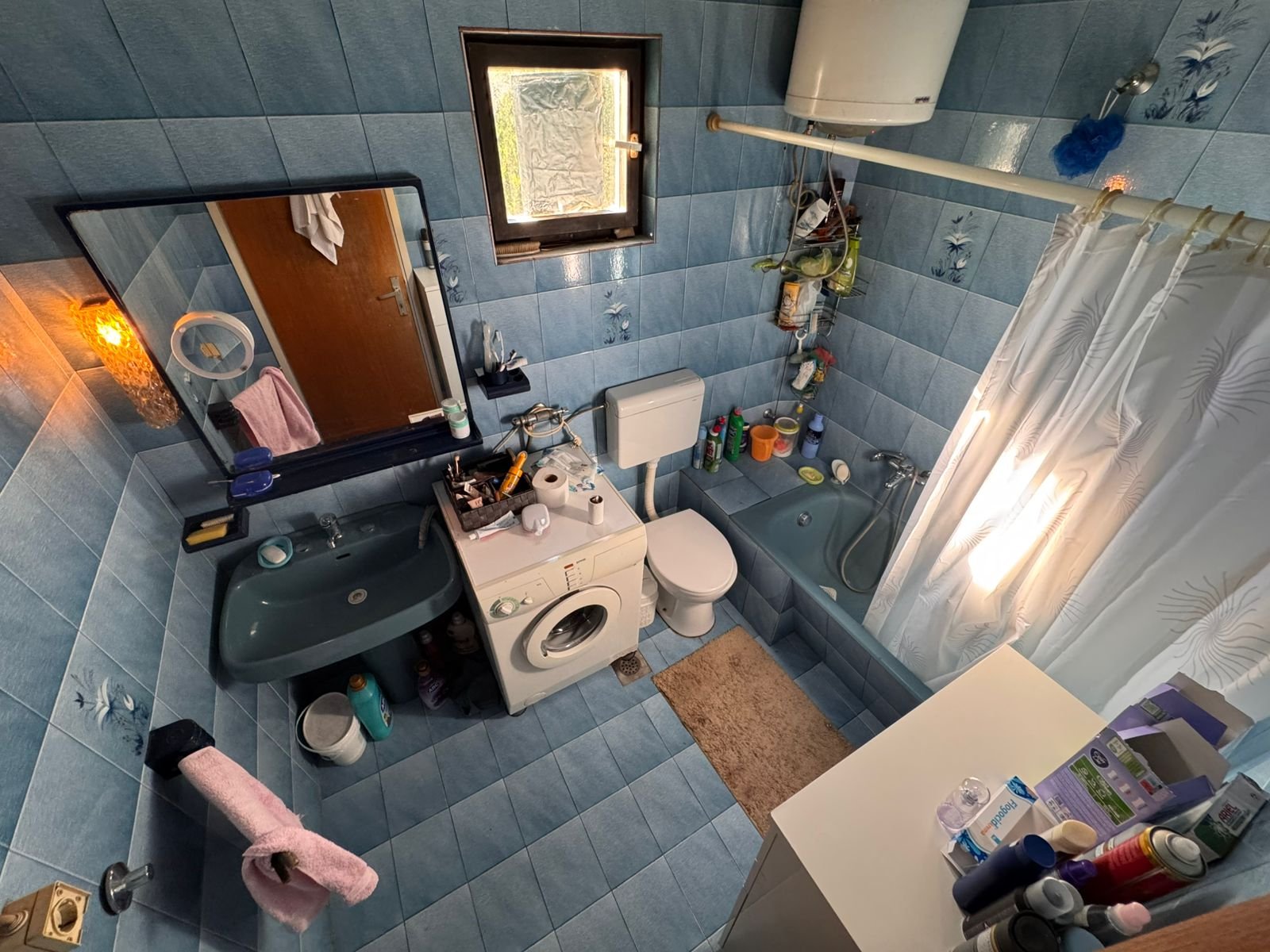 Modern blue-tiled bathroom in Ulcinj with quality fixtures, ideal investment property. Exclusive at immorenta.me by ekosphere doo.