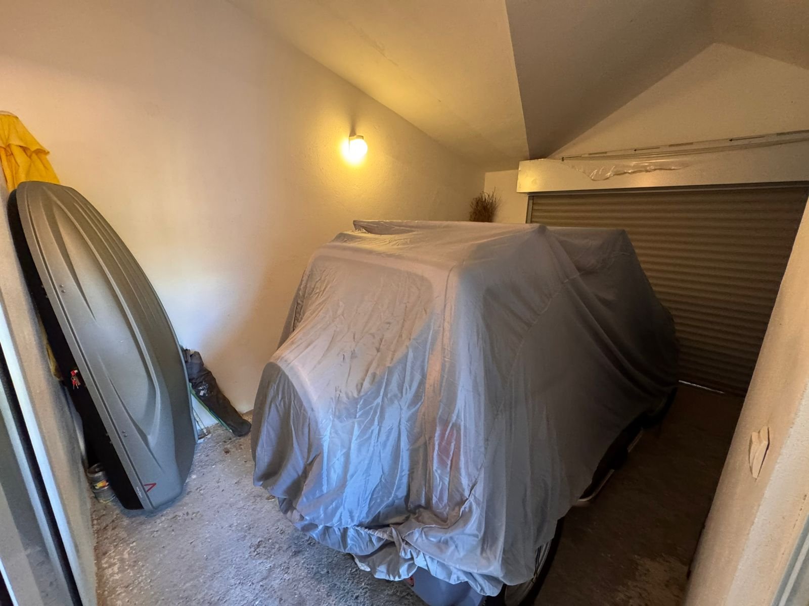 Spacious garage in Ulcinj with secure rolling door, covered parking, storage, and lighting&mdash;an exclusive investment from ekosphere doo.