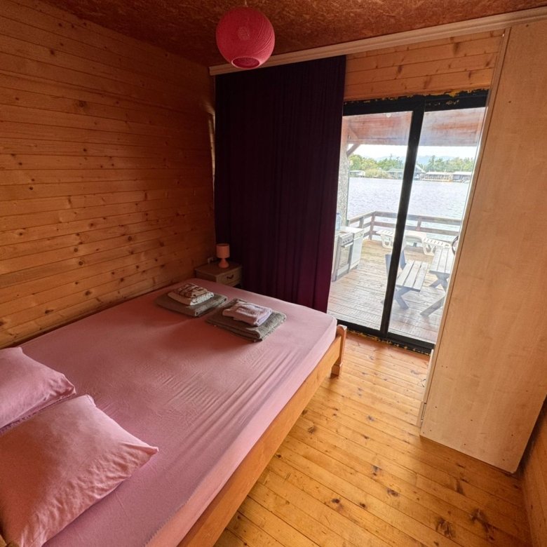Charming Ulcinj bedroom with wood accents, balcony and sea view. Perfect investment via immorenta.me by ekosphere doo.