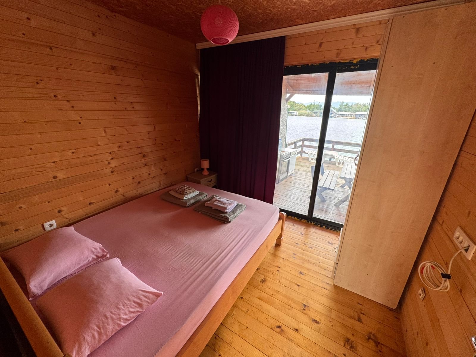 Charming Ulcinj bedroom with wood accents, balcony and sea view. Perfect investment via immorenta.me by ekosphere doo.