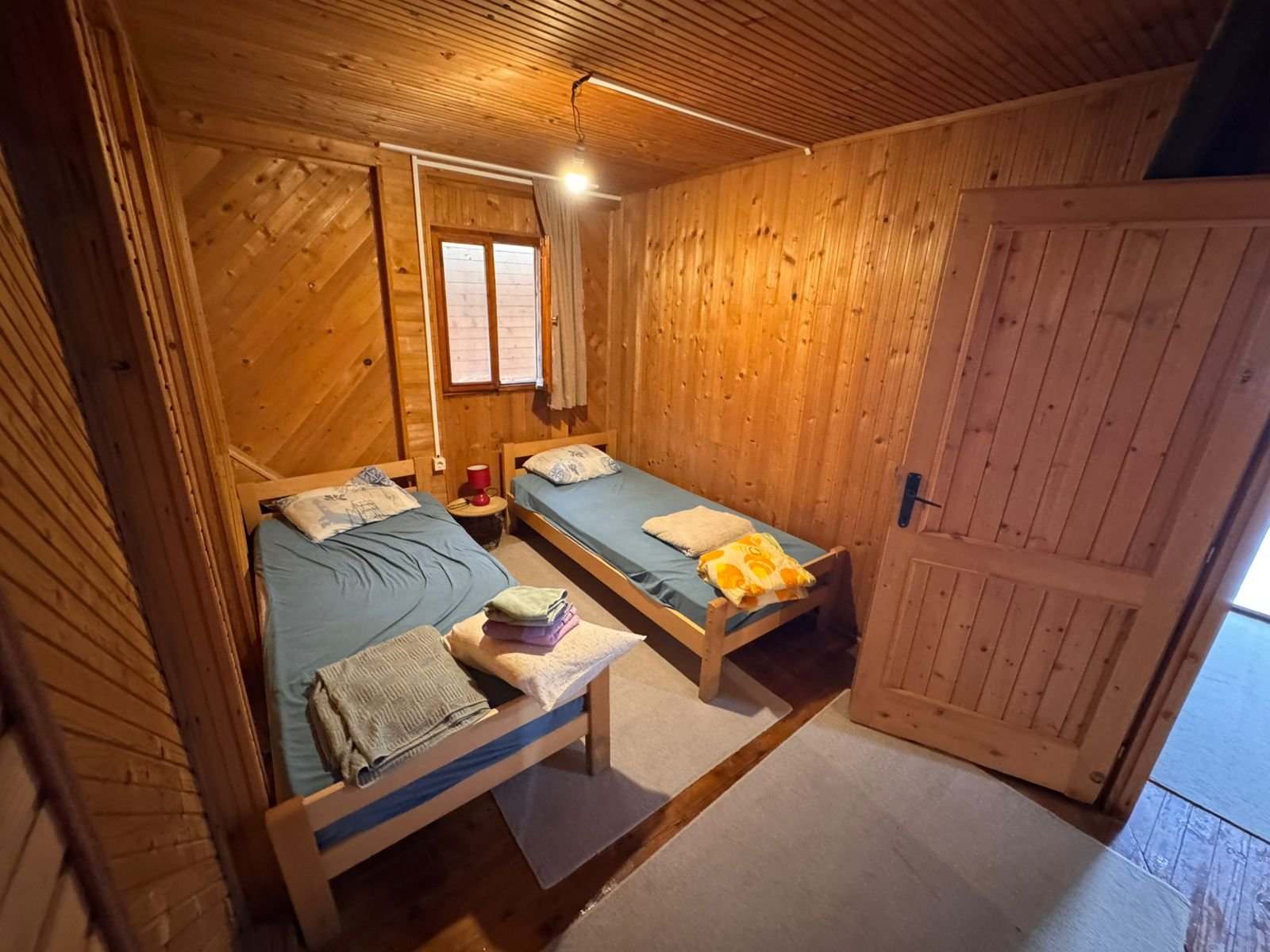 Bright, cozy twin room in Ulcinj&mdash;ideal rental investment. Modern wooden finishes, sunlight, quality bedding. immorenta.me by ekosphere doo.